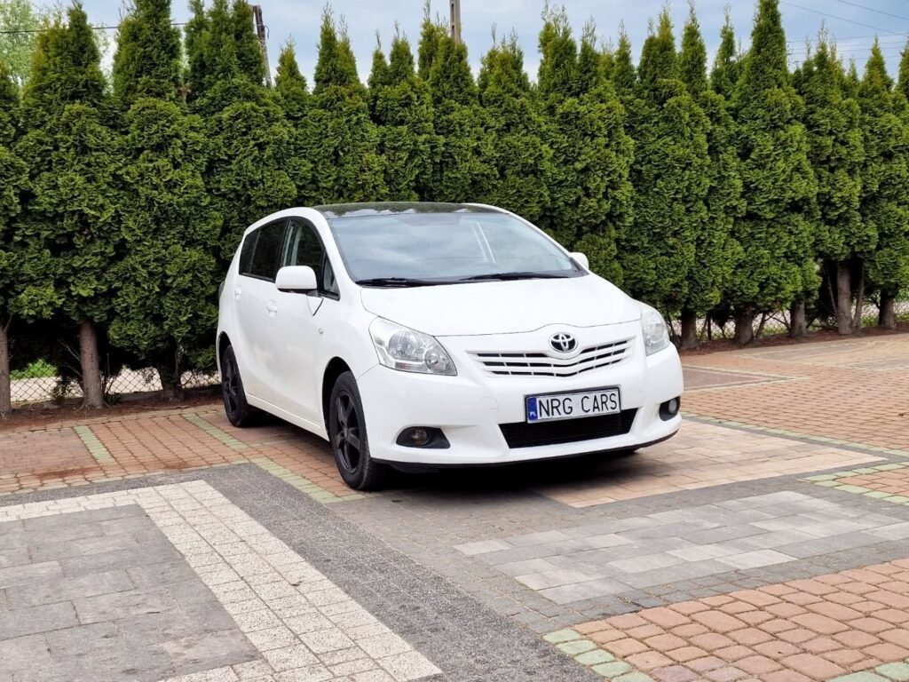 Toyota Verso Minivan Механическая 2.0 L