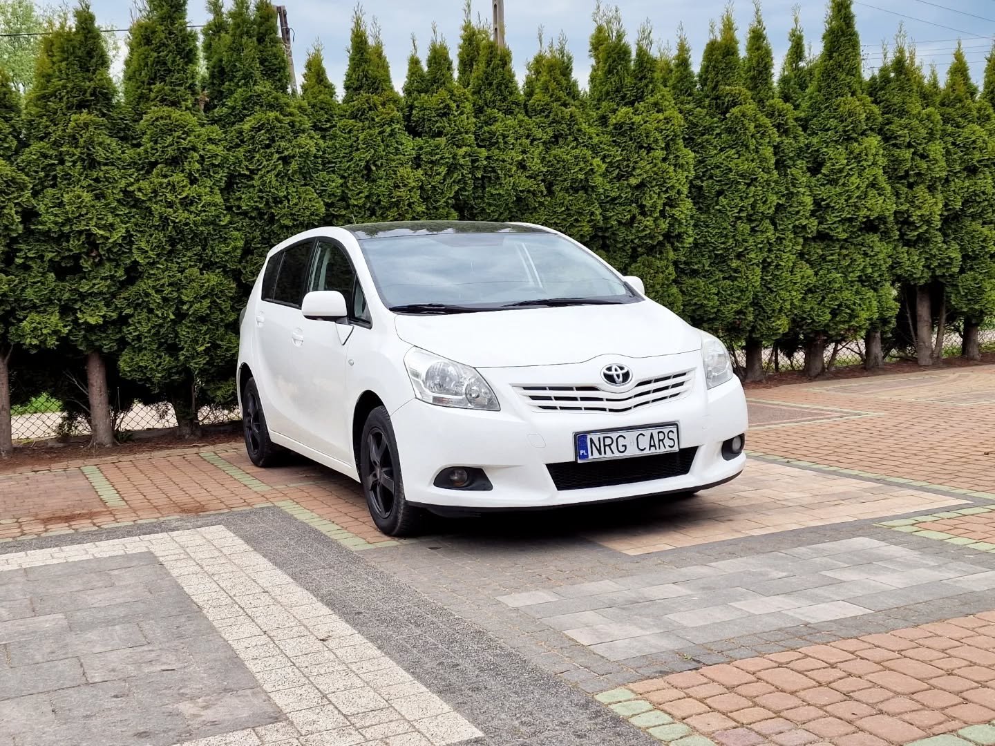Toyota Verso Minivan Механическая 2.0 L