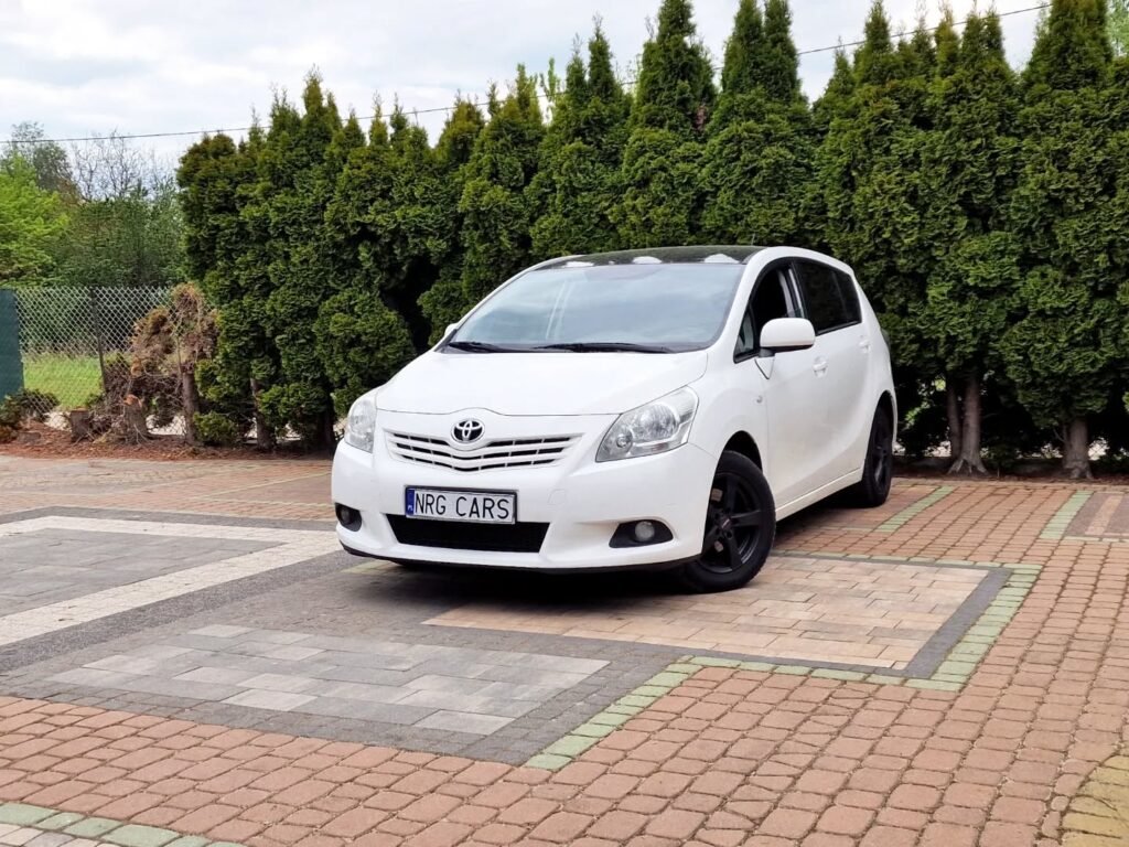 Toyota Verso Minivan Механическая 2.0 L