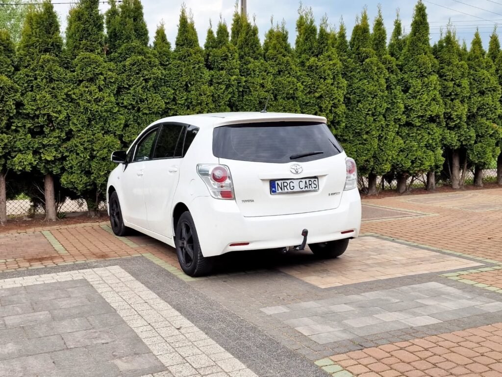 Toyota Verso Minivan Механическая 2.0 L